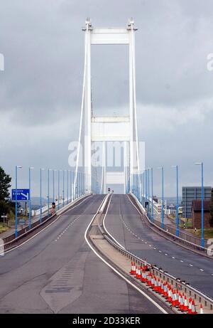 Des vents forts forgent la fermeture du pont Severn qui transporte l'autoroute M48 reliant l'Angleterre au pays de Galles, près de Chepstow. Le nouveau second Severn Crossing plus bas de la rivière est resté ouvert. Banque D'Images