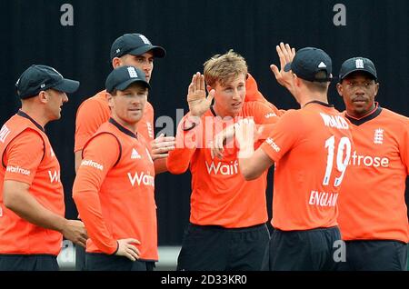 Joe Root (au centre), en Angleterre, célèbre le cricket de Dinesh Chandimal (non représenté) au Sri Lanka pendant la T20 internationale au Kia Oval, Londres. Banque D'Images