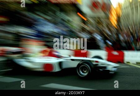 Jenson Button dans son BAR la voiture Honda fait des arances sur Regent Street, Londres, alors que la Formule 1 arrive à la capitale. Des milliers de fans de Formule 1 se sont rassemblés pour l'événement de courses automobiles de rue sans précédent, alors que des appels à un Grand Prix permanent y ont été lancés. Les meilleurs pilotes, anciens et nouveaux, sont arrivés pour l'événement du centre de Londres de cette soirée pour voir les puissantes voitures conduire le long du parcours de 3 km de Regent Street. La légende britannique Nigel Mansell, Jenson Button et Scot David Coulthard faisaient partie des participants de huit équipes de Formule 1, dont Ferrari et Williams, pour participer à une procession le long de la route. Banque D'Images