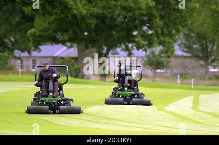 Greenkeeper prépare le septième trou pour la journée d'entraînement, au Barclays Scottish Open du parcours de golf Loch Lomond. Banque D'Images