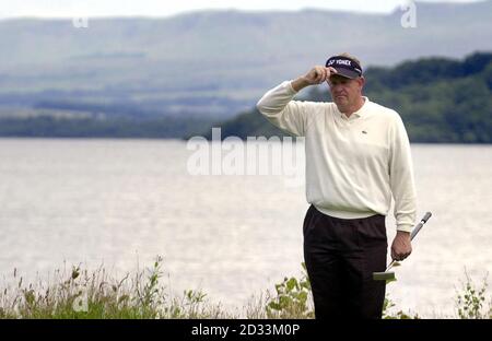 Colin Montgomerie d'Écosse sur le sixième green lors de sa deuxième partie au Barclays Scottish Open sur le parcours de golf Loch Lomond. Banque D'Images