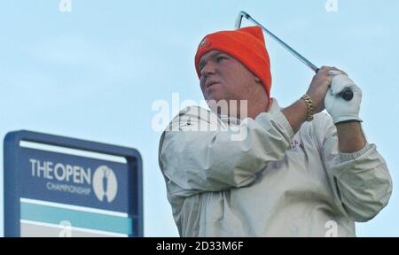 John Daly, aux États-Unis, débarque du 1er trou lors du 133e Open Golf Championship au Royal Troon en Écosse. USAGE ÉDITORIAL UNIQUEMENT. PAS D'UTILISATION DE TÉLÉPHONE MOBILE. Banque D'Images