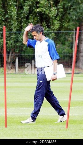 Jose Mourinho, directeur de Chelsea, lors d'une séance de formation sur leur terrain d'entraînement à Harlington, Londres. Banque D'Images