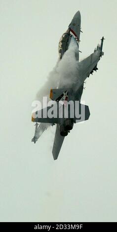 Un Boeing F/A 18F de la Marine américaine en action au salon de l'aviation international de Farnborough dans le Hampshire. Banque D'Images