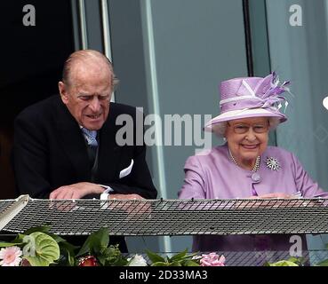 La reine Elizabeth II et le duc d'Édimbourg regardent la course du Derby d'Investec pendant la journée du Derby d'Investec à l'hippodrome d'Epsom Downs, à Surrey. Banque D'Images