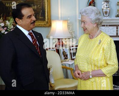 La reine Elizabeth II de Grande-Bretagne reçoit le roi de Bahreïn, sa Majesté le Cheikh Hamad Bin ISA Al Khalifa, KCMG au Palais de Buckingham, Londres. Banque D'Images