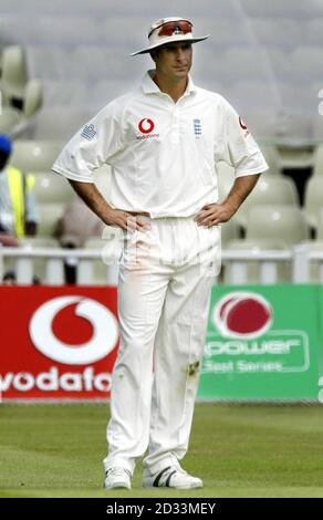 Le capitaine d'Angleterre Michael Vaughan montre sa déjection après qu'il ait laissé tomber le batteur des Indes occidentales Shivnarine Chanderpaul pendant la troisième journée du deuxième match du npower Test à Edgbaston, Birmingham. Banque D'Images