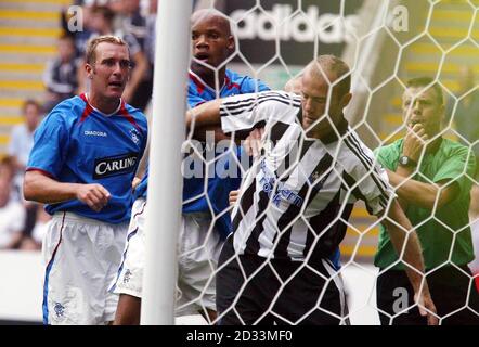 Alan Shearer, de Newcastle United, a participé à un incident qui a conduit à un échange chauffé avec Fernando Ricksen (à gauche) des Rangers lors de la Newcastle Gateshead Cup à St James' Park, Newcastle, le samedi 31 juillet 2004. Banque D'Images