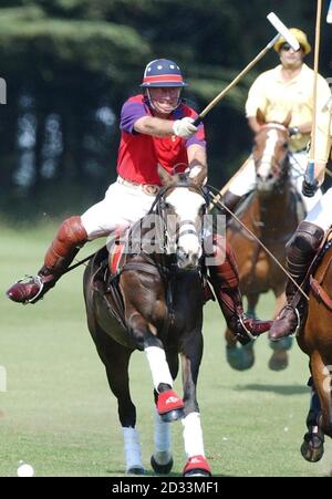 Le prince de Galles jouant pour l'équipe du prince de Galles contre Mansour pour le trophée Mansour au club de polo de Cirencester Park. L'équipe du Prince de Galles a remporté le match. Banque D'Images