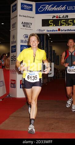 Jane Tomlinson, la victime terminale du cancer qui a recueilli plus de 800,000 personnes pour la charité, traverse la ligne d'arrivée pendant le triathalon de Londres à Docklands, Londres. Banque D'Images