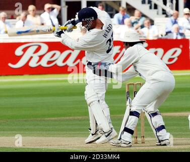 Le batteur de Sussex Ian Ward, le batteur de Sussex, débarque Paul Weekes de Middlesex avec le gardien de Middlesex Ben Scott, pendant le match de championnat du comté de Frizzell entre Middlesex et Sussex at Lords. Banque D'Images