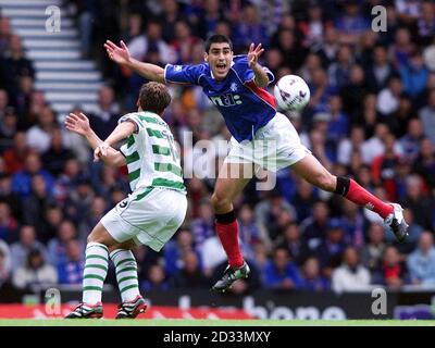 Le Claudio Reyna (à droite) des Rangers lance un coup de pied gratuit contre le Stilan Petrov du Celtic lors du match de la Bank of Scotland entre les Glasgow Rangers et le Celtic au stade Ibrox de Glasgow. Banque D'Images