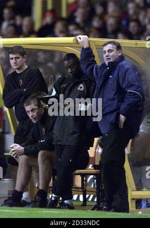 Dave Jones, directeur de Wolverhampton Wanderers (à droite), est battu dans le dugout alors que son côté affronte sa première défaite de la saison lors du match de la division nationale 1 entre Wolverhampton Wanderers et Crewe Alexandra au stade Molineux, Wolverhampton. CETTE IMAGE NE PEUT ÊTRE UTILISÉE QUE DANS LE CONTEXTE D'UNE FONCTION ÉDITORIALE. PAS D'UTILISATION DU SITE WEB DU CLUB OFFICIEUX. Banque D'Images