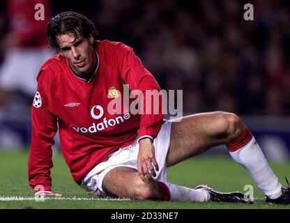 L'attaquant de Manchester United Ruud Van Nistelrooy montre son malheur après ses deux buts où, en vain, après son camp a glissé vers une défaite de 3-2 contre Deportivo la Coruna dans la Ligue des champions de l'UEFA, le match du Groupe G à Old Trafford, Manchester. CETTE IMAGE NE PEUT ÊTRE UTILISÉE QUE DANS LE CONTEXTE D'UNE FONCTION ÉDITORIALE. AUCUNE UTILISATION DE SITE WEB/INTERNET À MOINS QUE LE SITE NE SOIT ENREGISTRÉ AUPRÈS DE L'ASSOCIATION DE FOOTBALL PREMIER LEAGUE. Banque D'Images