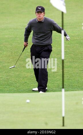 Hugh Grant sera son ballon vers le trou du 18e Vert le 2e jour des Dunhill Links Championships à St Andrews, en Écosse. Banque D'Images