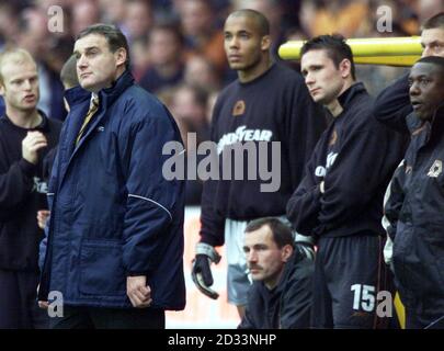 Le Manager Dave Jones (à gauche) dirige les visages abandonnés sur le banc de Wolverhampton Wanderers alors qu'ils perdent chez eux Crystal Palace pendant le match Nationwide Division One entre Wolverhampton Wanderers et Crystal Palace à Molineux, Wolverhampton. CETTE IMAGE NE PEUT ÊTRE UTILISÉE QUE DANS LE CONTEXTE D'UNE FONCTION ÉDITORIALE. PAS D'UTILISATION DU SITE WEB DU CLUB OFFICIEUX Banque D'Images