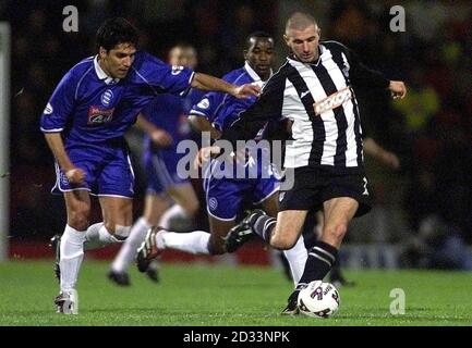 Alan Pouton, de Grimsby Town (à droite), lutte pour le ballon avec Marcelo Cipriano, de Birmingham City, lors du match national de la division un au parc Blundell, à Cleethorpes. CETTE IMAGE NE PEUT ÊTRE UTILISÉE QUE DANS LE CONTEXTE D'UNE FONCTION ÉDITORIALE. PAS D'UTILISATION DU SITE WEB DU CLUB OFFICIEUX Banque D'Images