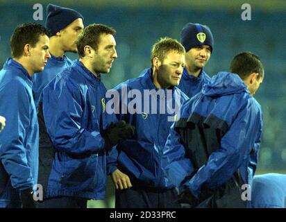 Joe Cole, de l'Angleterre (à gauche), élude sol Campbell lors d'un entraînement à Elland Road, Leeds, avant leur match international amical contre l'Italie à Elland Road demain. Banque D'Images