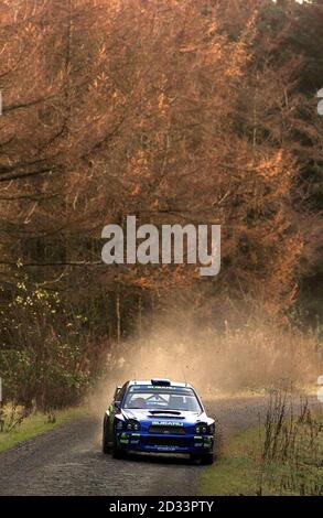 Richard Burns dans son Subaru souffle à travers la scène de St. Gwynno dans les vallées de Rhondda du pays de Galles dans le Network Q Rally de Grande-Bretagne Banque D'Images