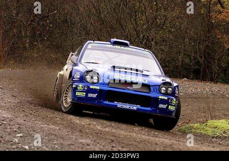 Richard Burns dans son Subaru pendant la mi-étape spéciale dans les vallées de Rhondda du pays de Galles dans le Network Q Rally de Grande-Bretagne. Banque D'Images