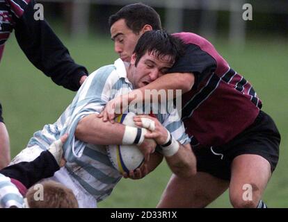 Des Brett de l'université de Cambridge est défié par Jason Wright (à droite) de Steele-Bodger lors du 54ème match annuel entre l'université de Cambridge et Steele-Bodger à Grange Rd, Cambridge.* le côté Steele-Bodger est composé de joueurs professionnels de Rugby Union et est en compétition avec l'équipe de l'Université de Cambridge sur une base annuelle. Banque D'Images