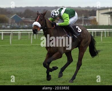 Valley Henry avec le jockey Timmy Murphy (à gauche) gagne le Telebet novices Chase à Newbury. Banque D'Images