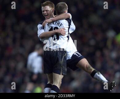 Danny Murphy de Liverpool célèbre son but gagnant contre Manchester United avec John Arne Riise, lors de leur match de First ership de FA Barclaycard au stade Old Trafford de Manchester. CETTE IMAGE NE PEUT ÊTRE UTILISÉE QUE DANS LE CONTEXTE D'UNE FONCTION ÉDITORIALE. AUCUNE UTILISATION DE SITE WEB/INTERNET À MOINS QUE LE SITE NE SOIT ENREGISTRÉ AUPRÈS DE L'ASSOCIATION DE FOOTBALL PREMIER LEAGUE. Banque D'Images