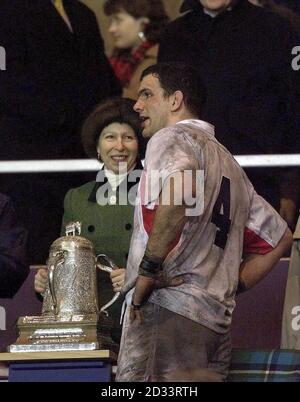 Le capitaine d'Angleterre Martin Johnson récolte la coupe Calcutta de la princesse Anne de HRH après la victoire de l'Angleterre en 26-3 dans leur match d'ouverture du championnat des six nations de Lloyds TSB à Murrayfield à Édimbourg, en Écosse. Banque D'Images