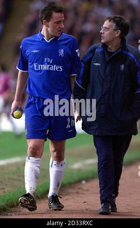 Le défenseur abattu de Chelsea, John Terry, se rend au dressing avec une jambe droite blessée, lors de leur match FA Barclaycard Premiership contre Aston Villa, à Villa Park. Banque D'Images