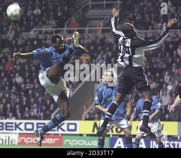 Sylvain Distin (à droite), de Newcastle United, est à l'avant-garde de Paulo Wanchope, de Manchester City, lors du match de football de la cinquième ronde de la coupe AXA FA au parc St James's, à Newcastle-upon-Tyne. CETTE IMAGE NE PEUT ÊTRE UTILISÉE QUE DANS LE CONTEXTE D'UNE FONCTION ÉDITORIALE. AUCUNE UTILISATION DE SITE WEB/INTERNET À MOINS QUE LE SITE NE SOIT ENREGISTRÉ AUPRÈS DE L'ASSOCIATION DE FOOTBALL PREMIER LEAGUE. Banque D'Images