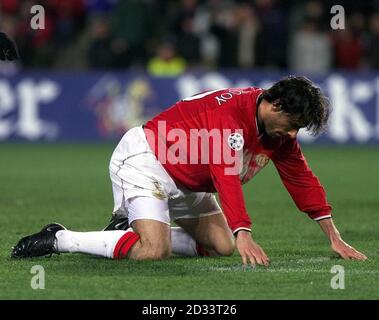 Abattu Ruud Van Nistelrooy de Manchester United après une prise de vue s'étend sur le but de Nantes, lors du match de la Ligue des champions de l'UEFA au Stade de la Beaujoire à Nantes. CETTE IMAGE NE PEUT ÊTRE UTILISÉE QUE DANS LE CONTEXTE D'UNE FONCTION ÉDITORIALE. AUCUNE UTILISATION DE SITE WEB/INTERNET À MOINS QUE LE SITE NE SOIT ENREGISTRÉ AUPRÈS DE L'ASSOCIATION DE FOOTBALL PREMIER LEAGUE. Banque D'Images