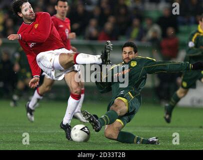 Ruud Van Nistelrooy de Manchester United a bloqué son tir par le défenseur de Nantes Mario Yepes, lors du match de la Ligue des champions de l'UEFA au Stade de la Beaujoire à Nantes. CETTE IMAGE NE PEUT ÊTRE UTILISÉE QUE DANS LE CONTEXTE D'UNE FONCTION ÉDITORIALE. AUCUNE UTILISATION DE SITE WEB/INTERNET À MOINS QUE LE SITE NE SOIT ENREGISTRÉ AUPRÈS DE L'ASSOCIATION DE FOOTBALL PREMIER LEAGUE. Banque D'Images