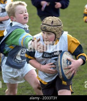 Les enfants participent au tournoi du mini lors de la visite du club de rugby Lloyds TSB à Myhabit à Édimbourg. Banque D'Images