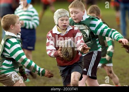 Les enfants participent au tournoi du mini lors de la visite du club de rugby Lloyds TSB à Myhabit à Édimbourg. Banque D'Images