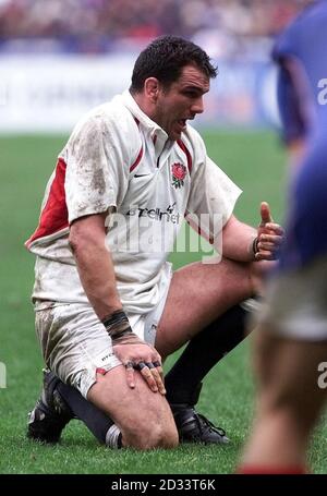 Le capitaine d'Angleterre abattu Martin Johnson se remet après un coup de pouce dans l'œil qui a exigé le phyiso dans les minutes de mort alors que la France gagne 20-15 lors de leur match Lloyds TSB six Nations au Stade de France à Paris, en France. Banque D'Images