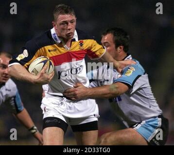 Mike Forshaw de Bradford Bulls (à gauche) passe devant Craig Greenhill, du FC Hull, lors de leur match de la Super League Tetley Bitter à Valley Parade, Bradford. Banque D'Images