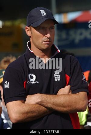 Le skipper d'Angleterre Nasser Hussain se tient sur le terrain à la fin du dernier jour du troisième et dernier match d'essai à Eden Park, Auckland. La Nouvelle-Zélande a battu l'Angleterre par 78 courses au niveau de la série 1-1. Banque D'Images