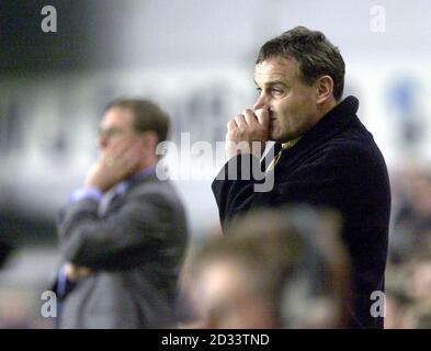 Abattu Wolverhampton Wanderers Manager Dave Jones (à droite) regarde son équipe perdre à Millwall 1-0 lors de leur match Nationwide Division One au New Den, Londres. CETTE IMAGE NE PEUT ÊTRE UTILISÉE QUE DANS LE CONTEXTE D'UNE FONCTION ÉDITORIALE. PAS D'UTILISATION DU SITE WEB DU CLUB OFFICIEUX. Banque D'Images