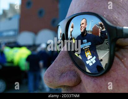 Un fan de Manchester City célèbre la promotion de son équipe au Premiership avant le match Manchester City v Barnsley à Maine Road, Manchester. Banque D'Images