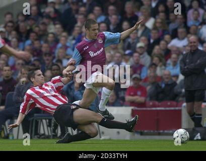 Joe Cole, à droite, de West Ham, se dérobe à l'attaque de Gavin McCann de Sunderland, lors de leur match FA Barclaycard Premiership au Boleyn Ground de West Ham, à Upton Park, à l'est de Londres. West Ham United contre Sunderland. Banque D'Images