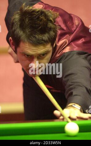 Le Ronnie O'Sullivan d'Angleterre joue un tir lors des demi-finales des Championnats du monde de snooker de l'ambassade au Crucible, Sheffield. Banque D'Images