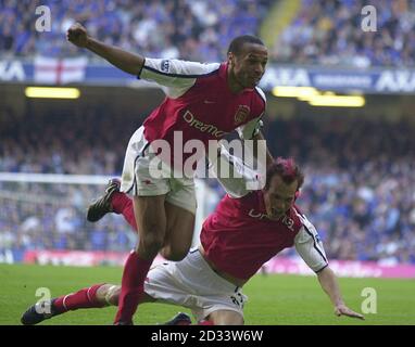 Fredrik Ljungberg d'Arsenal (à droite) célèbre son but avec Thierry Henry lors du match de finale de la coupe FA sponsorisé par AXA entre Arsenal et Chelsea au Millennium Stadium de Cardiff. CETTE IMAGE NE PEUT ÊTRE UTILISÉE QUE DANS LE CONTEXTE D'UNE FONCTION ÉDITORIALE. AUCUNE UTILISATION DE SITE WEB/INTERNET À MOINS QUE LE SITE NE SOIT ENREGISTRÉ AUPRÈS DE L'ASSOCIATION DE FOOTBALL PREMIER LEAGUE. Banque D'Images