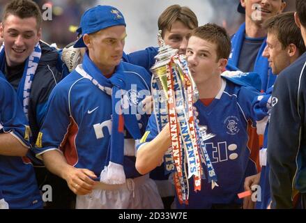 Le capitaine des Rangers Barry Ferguson (au centre à droite) embrasse le trophée après avoir remporté le match final de la coupe d'Écosse du Tennent contre le Celtic à Hampden Park, Glasgow. Les Rangers ont battu le Celtic 3-2. Banque D'Images