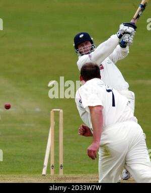 Craig White, batteur du Yorkshire, est un batteur de Lanchashire, animé par John Wood, lors du match de la coupe Benson and Hedges entre les rivaux roses du Yorkshire et du Lancashire à Headingley, à Leeds. Banque D'Images