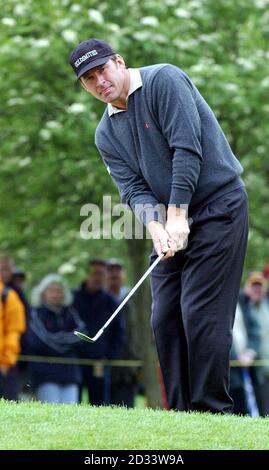 Nick Faldo passe sur le premier green de la ronde d'ouverture de l'Open B&H au Beffroi près de Sutton Coldfield. Banque D'Images