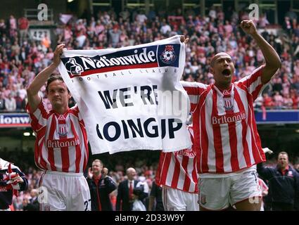 Jurgen Vandeurzen (à gauche) de Stoke et Chris Iwelumo célèbrent après leur victoire de 2-0 sur Brentford lors de la finale de la Nationwide Division Two au Millennium Stadium de Cardiff. CETTE IMAGE NE PEUT ÊTRE UTILISÉE QUE DANS LE CONTEXTE D'UNE FONCTION ÉDITORIALE. PAS D'UTILISATION DU SITE WEB DU CLUB OFFICIEUX. Banque D'Images