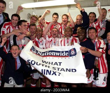 La ville de Stoke fête dans le dressing sud « en boîte » après leur victoire de 2-0 sur Brentford lors de la deuxième finale de la Nationwide Division entre Brentford et Stoke au Millennium Stadium. Banque D'Images