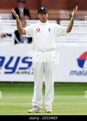 Le capitaine d'Angleterre Nasser Hussain lance ses armes tout en se présentant pendant le cinquième et dernier jour du premier match de Npower test contre le Sri Lanka à Lords, Londres. Le Sri Lanka a terminé la partie de jours sur 42 pour 1 après qu'Engalnd avait déclaré plus tôt leurs deuxièmes gains sur 529 pour 5, le match s'est terminé par un tirage au sort. Banque D'Images