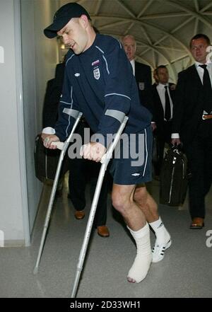 Le Danny Murphy d'Angleterre passe par l'aéroport international de Kansi, au Japon, alors que l'équipe d'Angleterre arrive pour leur match amical contre le Cameroun. Banque D'Images