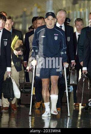 Le Danny Murphy d'Angleterre passe par l'aéroport international de Kansi, au Japon, alors que l'équipe d'Angleterre arrive pour leur match amical contre le Cameroun. CETTE IMAGE NE PEUT ÊTRE UTILISÉE QUE DANS LE CONTEXTE D'UNE FONCTION ÉDITORIALE. AUCUNE UTILISATION DE SITE WEB/INTERNET À MOINS QUE LE SITE NE SOIT ENREGISTRÉ AUPRÈS DE L'ASSOCIATION DE FOOTBALL PREMIER LEAGUE. Banque D'Images